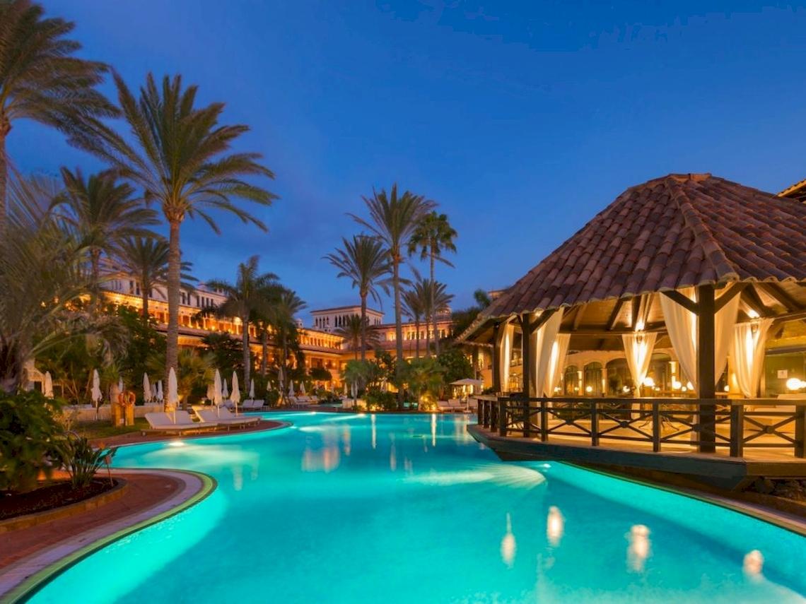 Außenpool mit Loungebereich und Gebäude im Hintergrund beim Secrets Bahia Real Resort & Spa