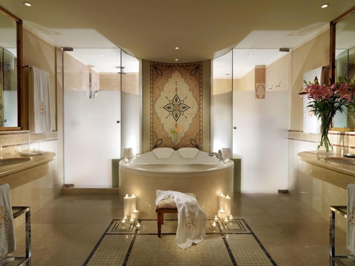 Luxurioses Badezimmer mit Badewanne im Secrets Bahia Real Resort & Spa.
