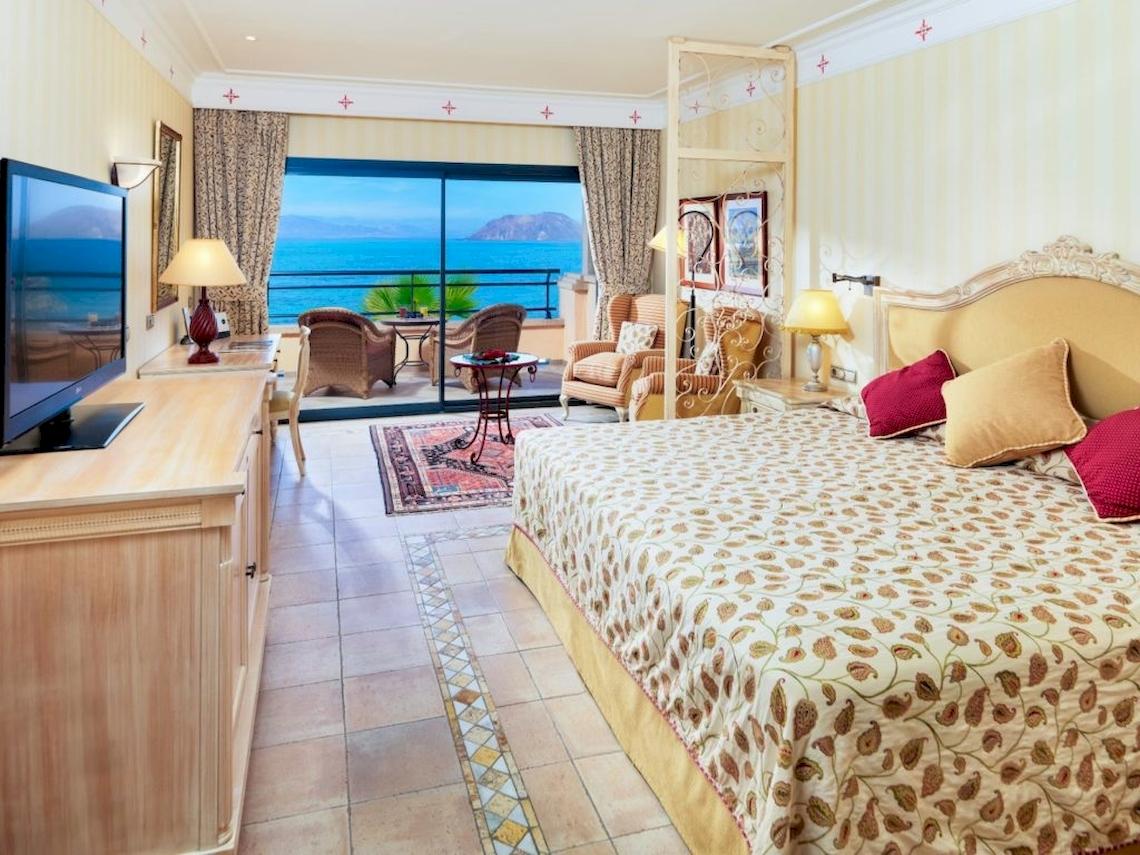 Hotelzimmer im Secrets Bahia Real Resort & Spa mit Meerblick und Balkon.