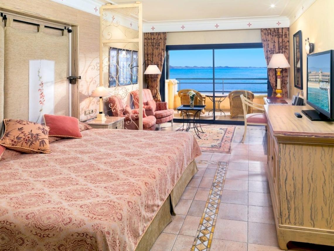 Suite im Secrets Bahia Real Resort & Spa mit Meerblick, Schlafzimmer und Wohnzimmer