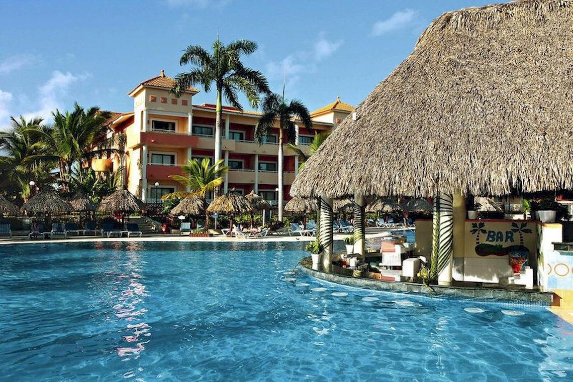 Außenansicht des Bahia Principe Grand Turquesa Hotels mit Pool und Bar.
