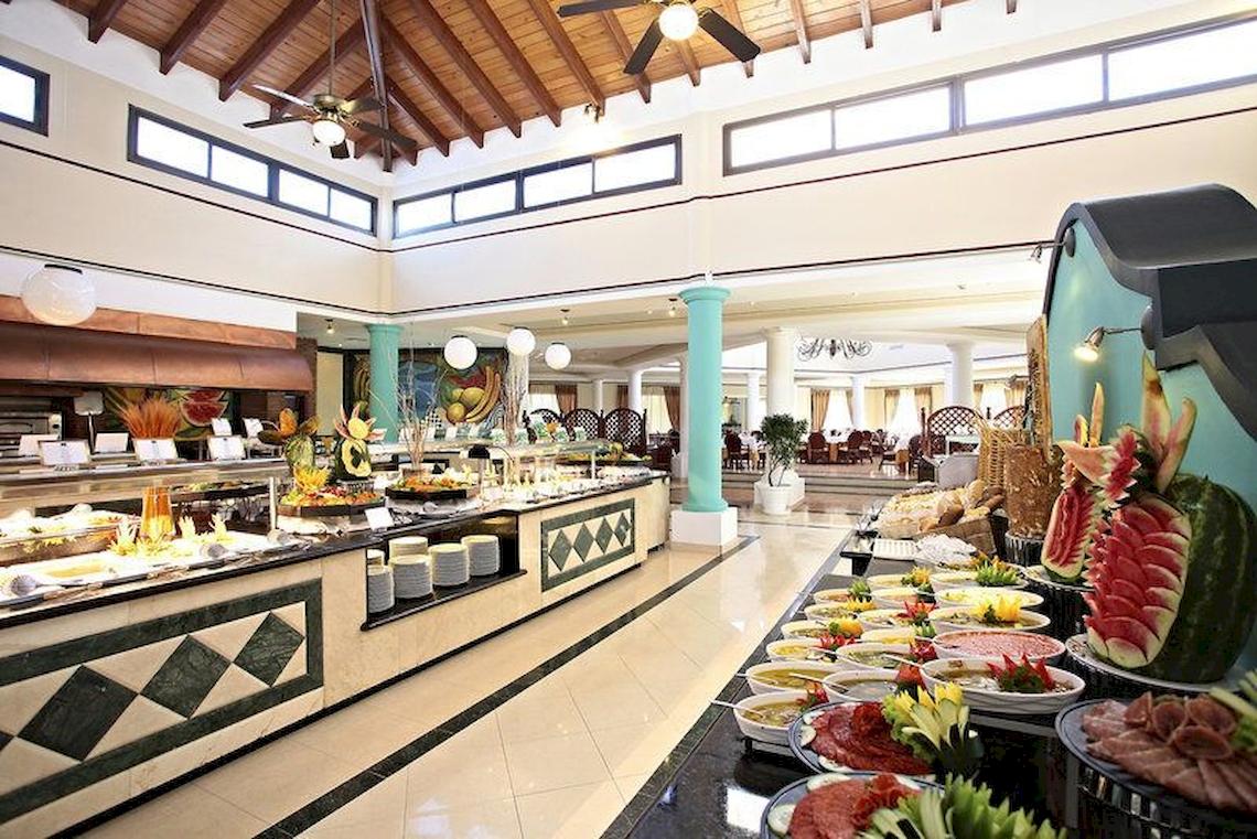 Buffet im Bahia Principe Grand Turquesa Hotel mit verschiedenen Speisen und Dekorationen.