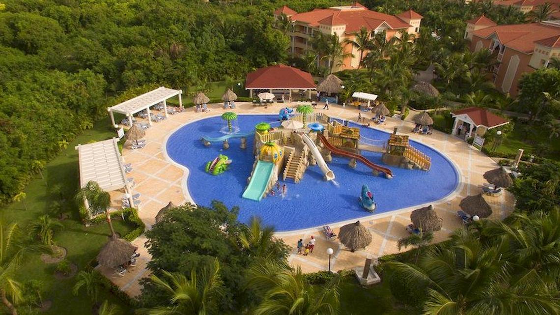 Luftaufnahme des Bahia Principe Grand Turquesa Wasserparks mit vielen Rutschen und Pools