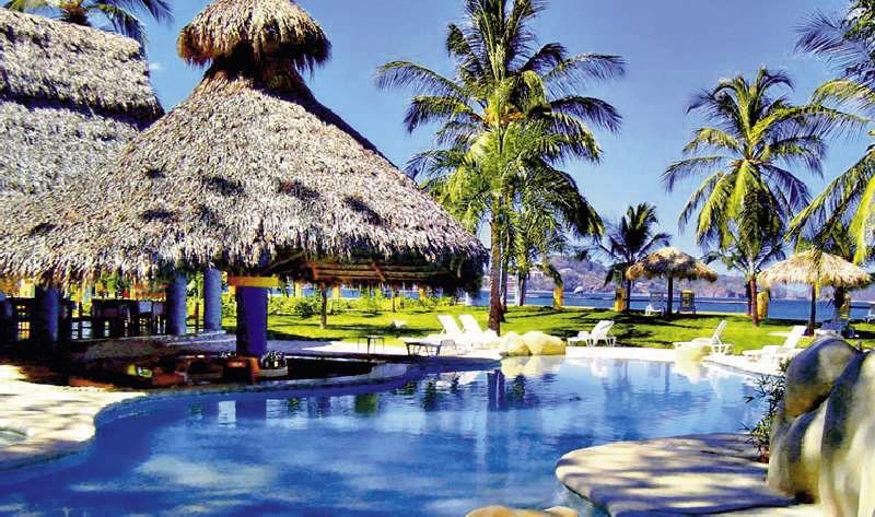 Außenpool und Strandbereich des Bahia del Sol Hotels mit Liegestühlen und Palmen