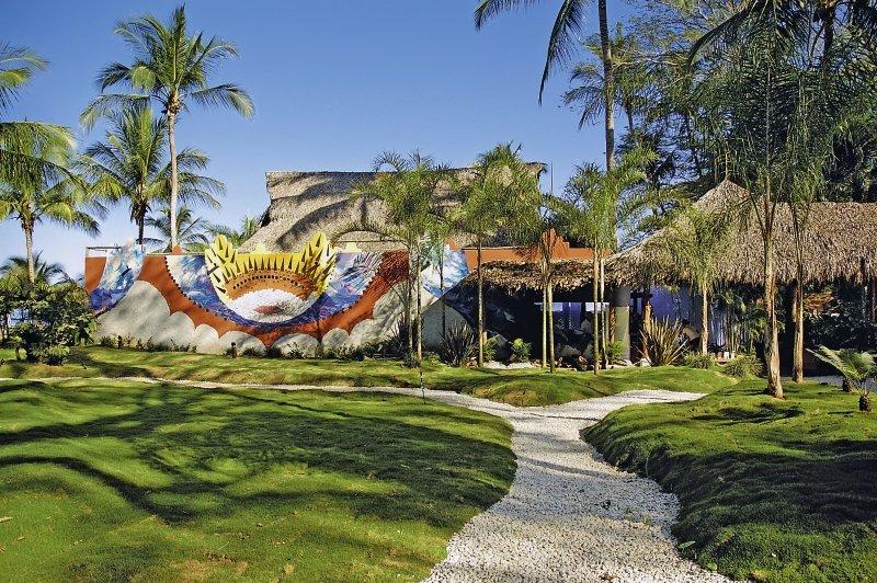 Außenansicht des Bahia del Sol Hotels mit buntem Wandbild und Palmen