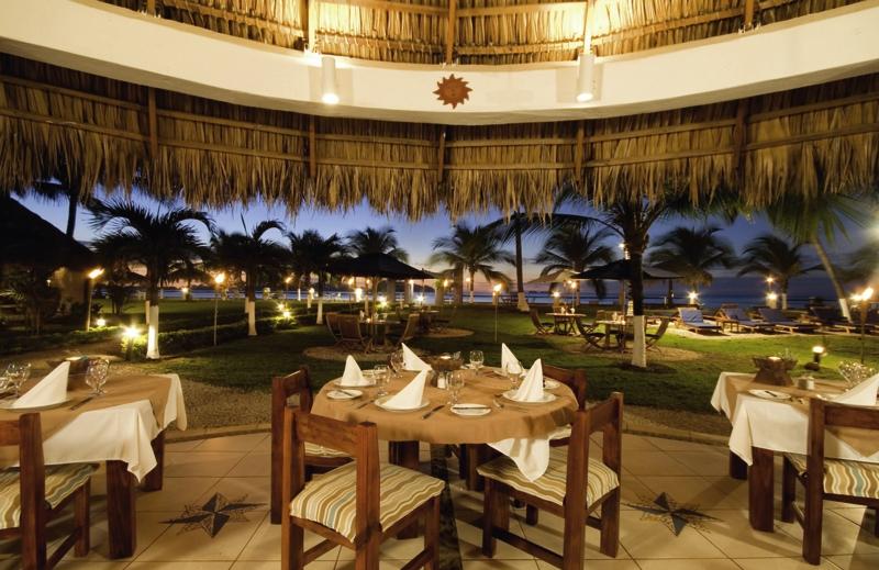 Dinnerbereich im Freien des Bahia del Sol Hotels mit gedeckten Tischen und Blick auf den Ozean.