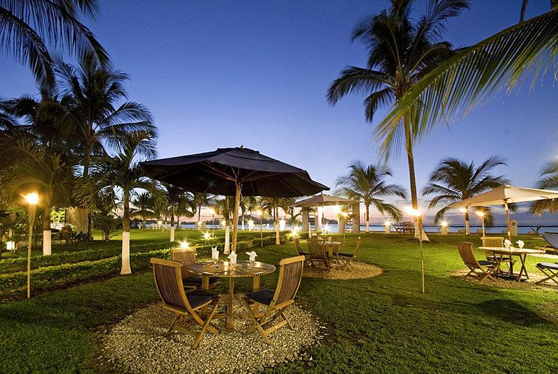 Gartentisch mit Sonnenschirmen bei Bahia del Sol bei Nacht