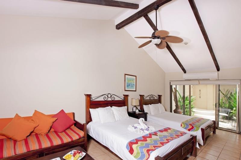 Hotelzimmer von Bahia del Sol mit zwei Betten und einem Sofa