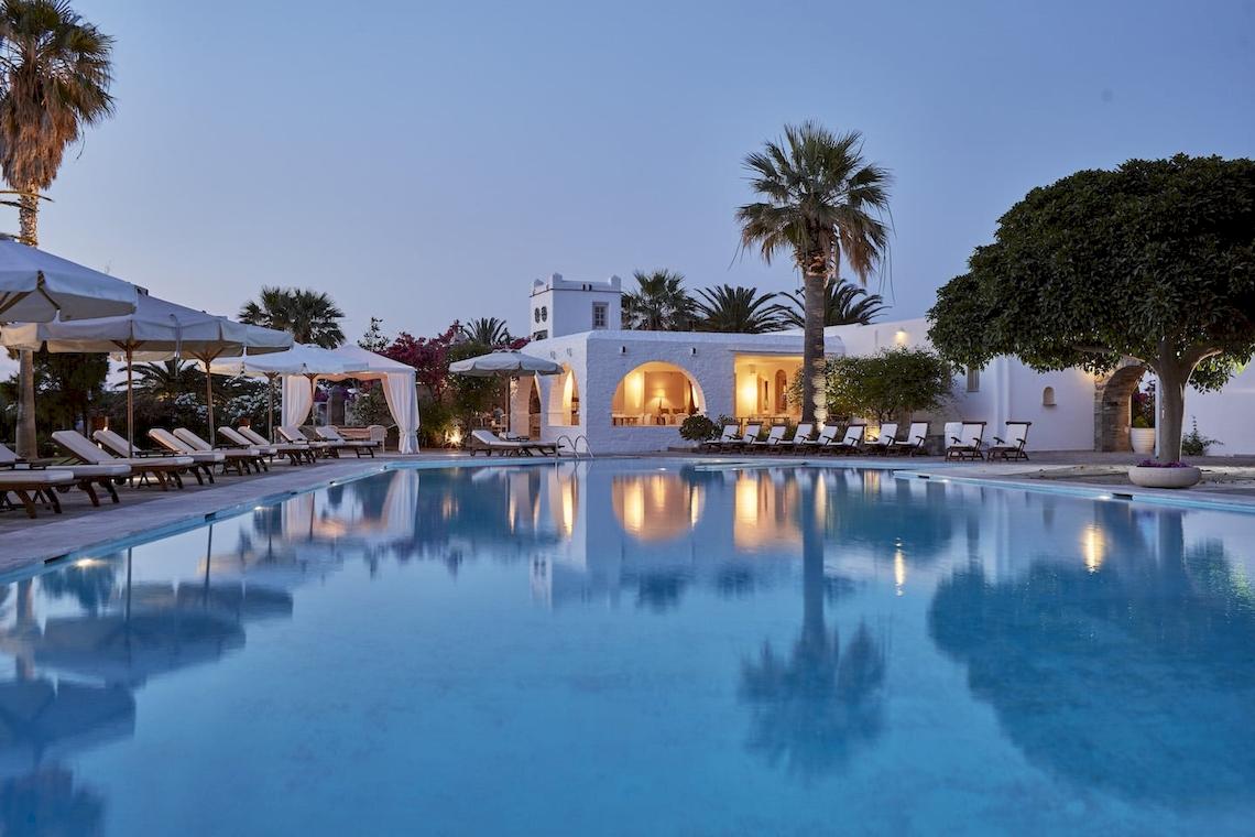 Außenbereich des Yria Island Boutique Hotel & Spa mit Pool und Liegestühlen.