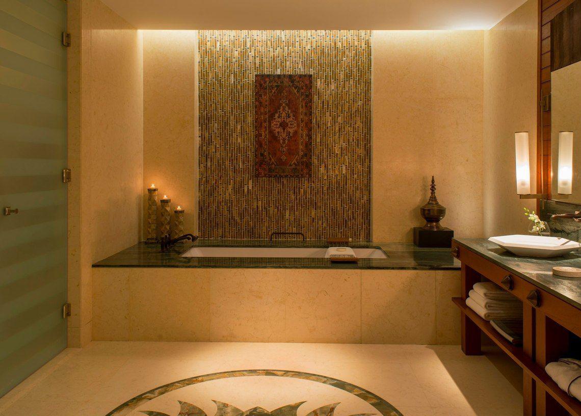 Badezimmer im St. Regis Saadiyat Island Resort mit Badewanne und Marmorboden