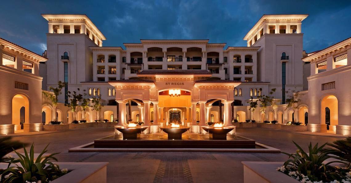 Haupteingang des St. Regis Saadiyat Island Resort bei Nacht mit Brunnen und Lichtern