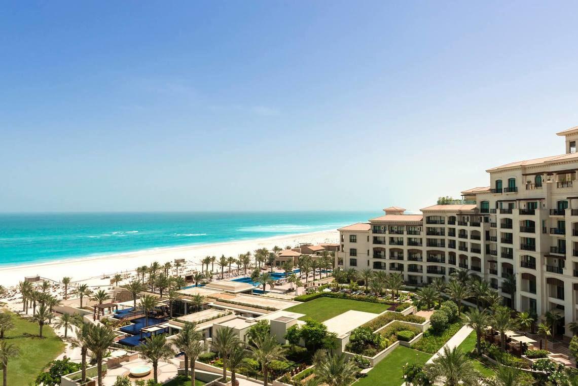 Luftaufnahme des St. Regis Saadiyat Island Resorts mit Blick auf den Strand und das Meer