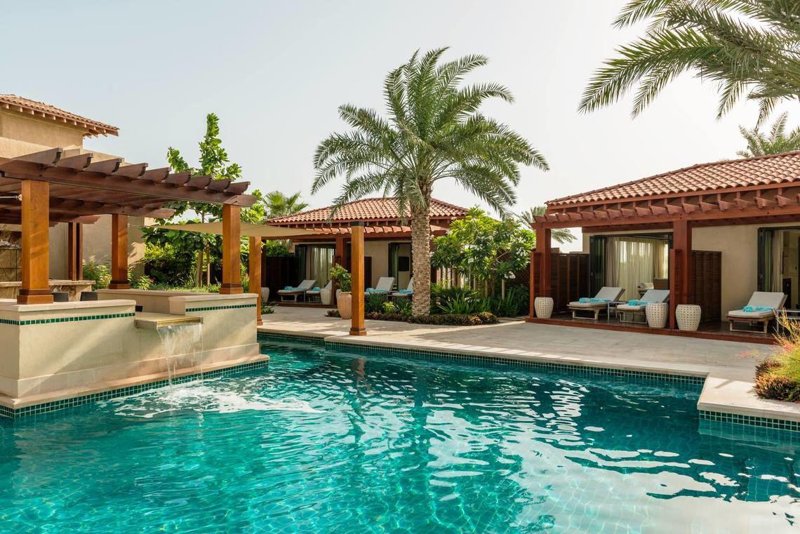 Außenpool und Terrasse im St. Regis Saadiyat Island Resort