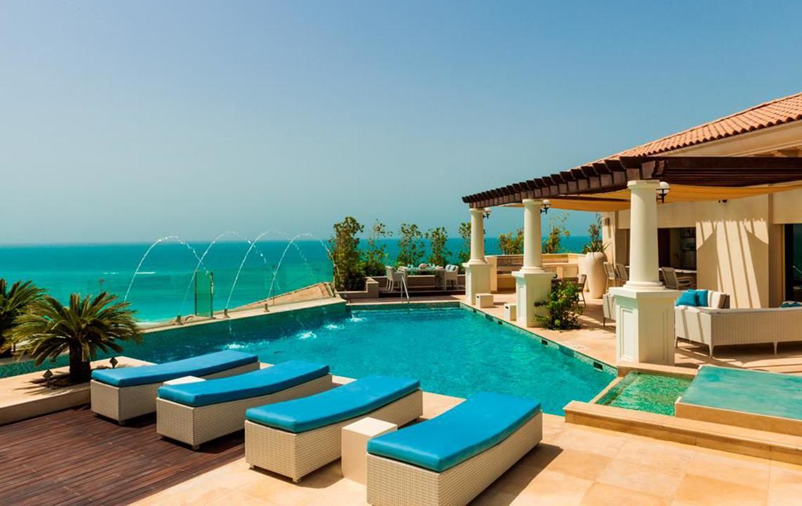 Pool-Terrasse des St. Regis Saadiyat Island Resorts mit Blick auf das Meer.