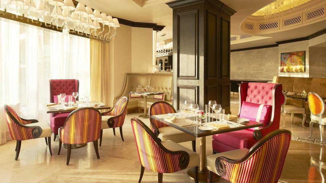 Innenansicht des Restaurants im St. Regis Saadiyat Island Resort mit bunten Stühlen und Tischen.