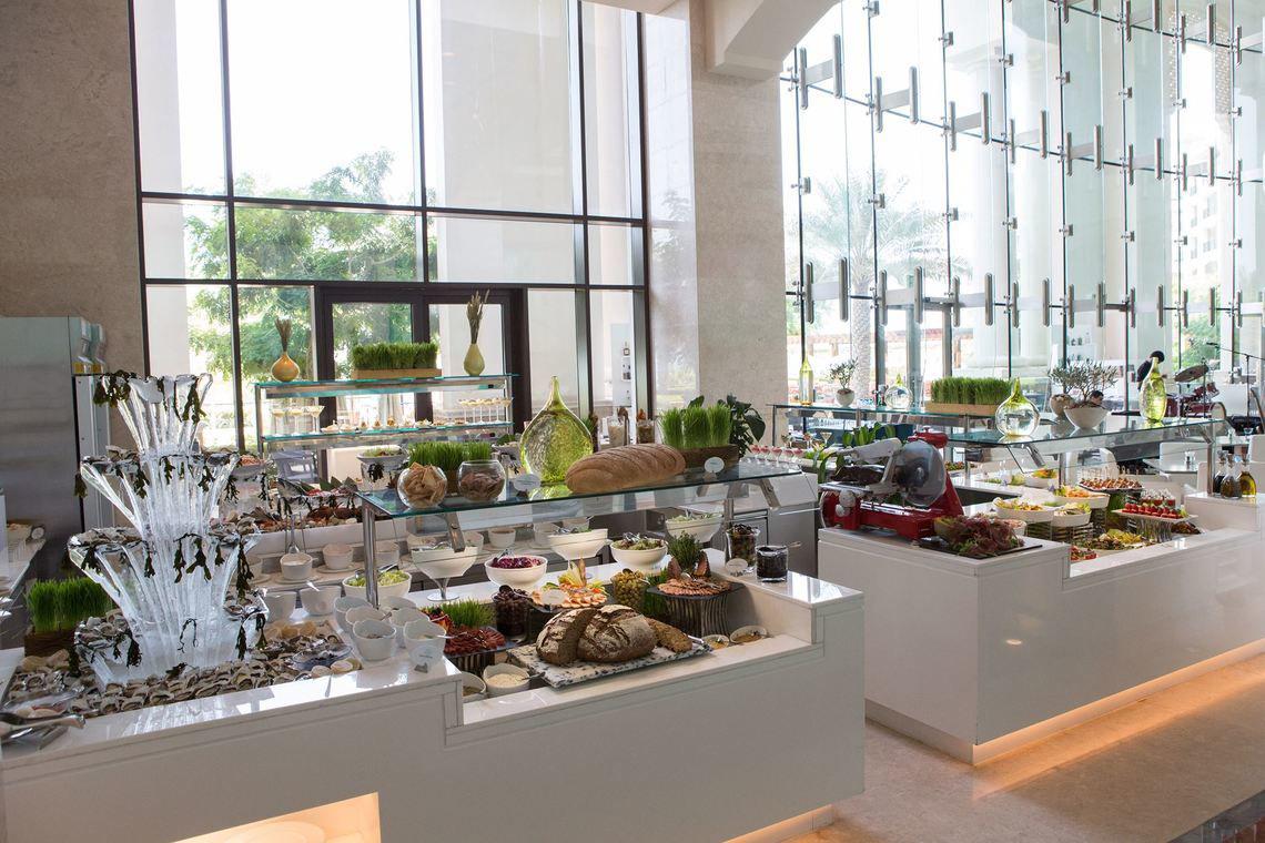 Buffet im St. Regis Saadiyat Island Resort mit vielen Gerichten und Dekorationen.