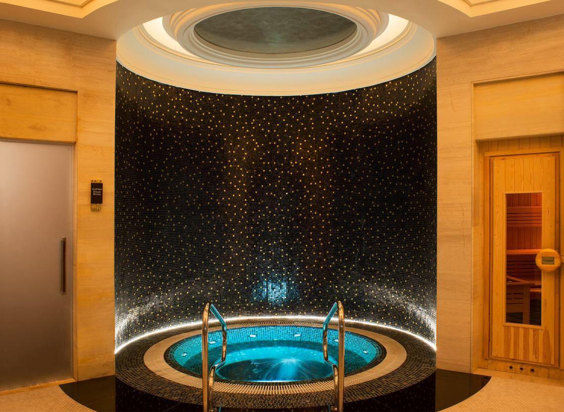 Whirlpool im St. Regis Saadiyat Island Resort mit schwarzem Mosaik und blauem Wasser