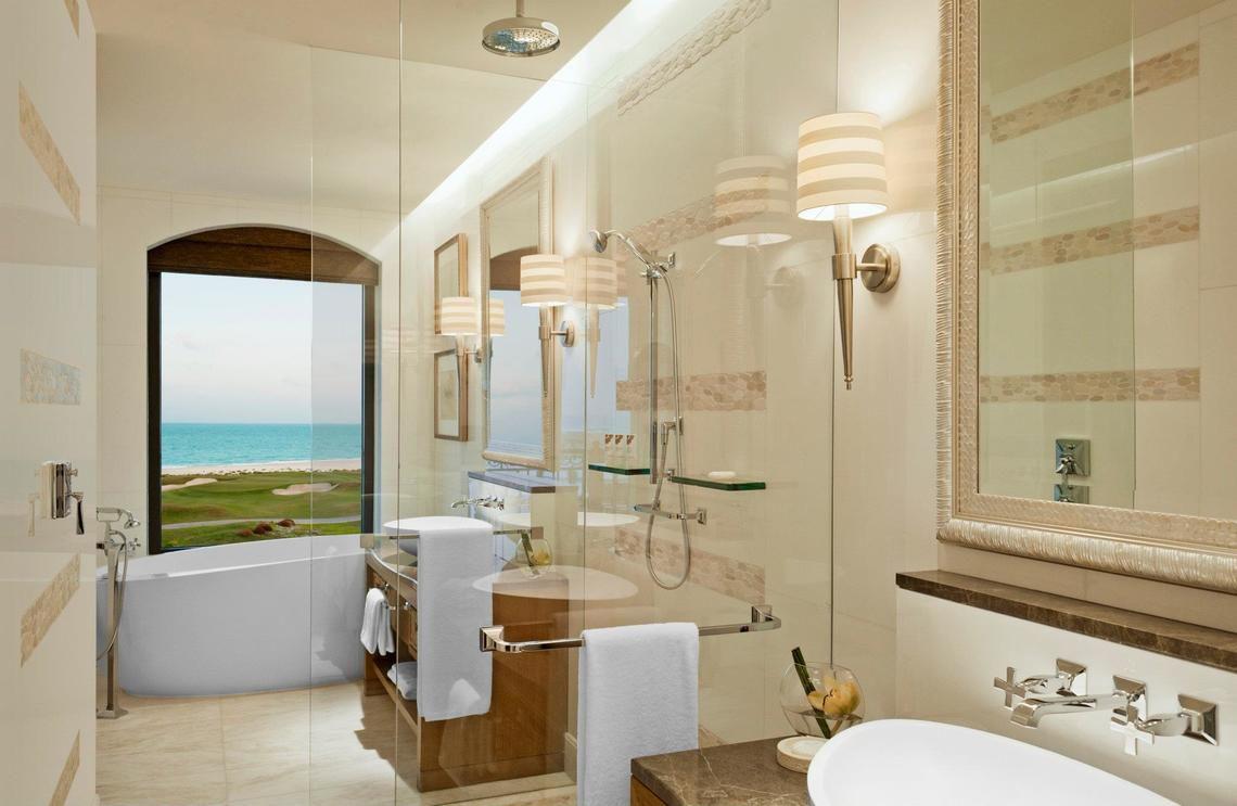 Das Badezimmer im St. Regis Saadiyat Island Resort mit Blick auf das Meer.