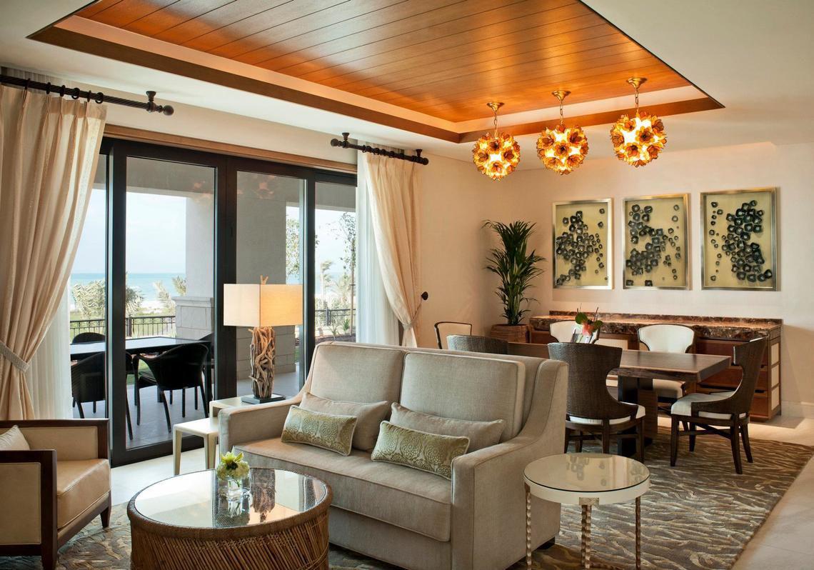 Wohnzimmer im St. Regis Saadiyat Island Resort mit Blick auf das Meer und moderner Einrichtung.
