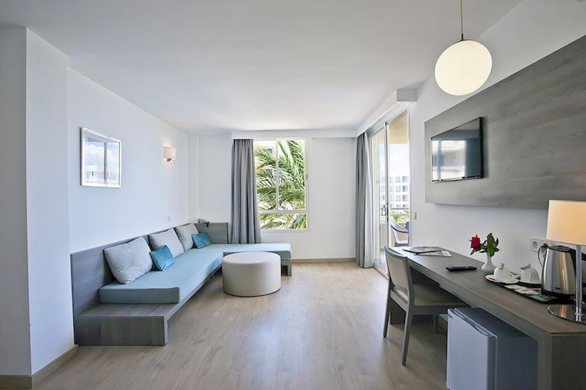 Hotelzimmer des Playa Dorada Aparthotel mit moderner Einrichtung und Blick auf die Palmen