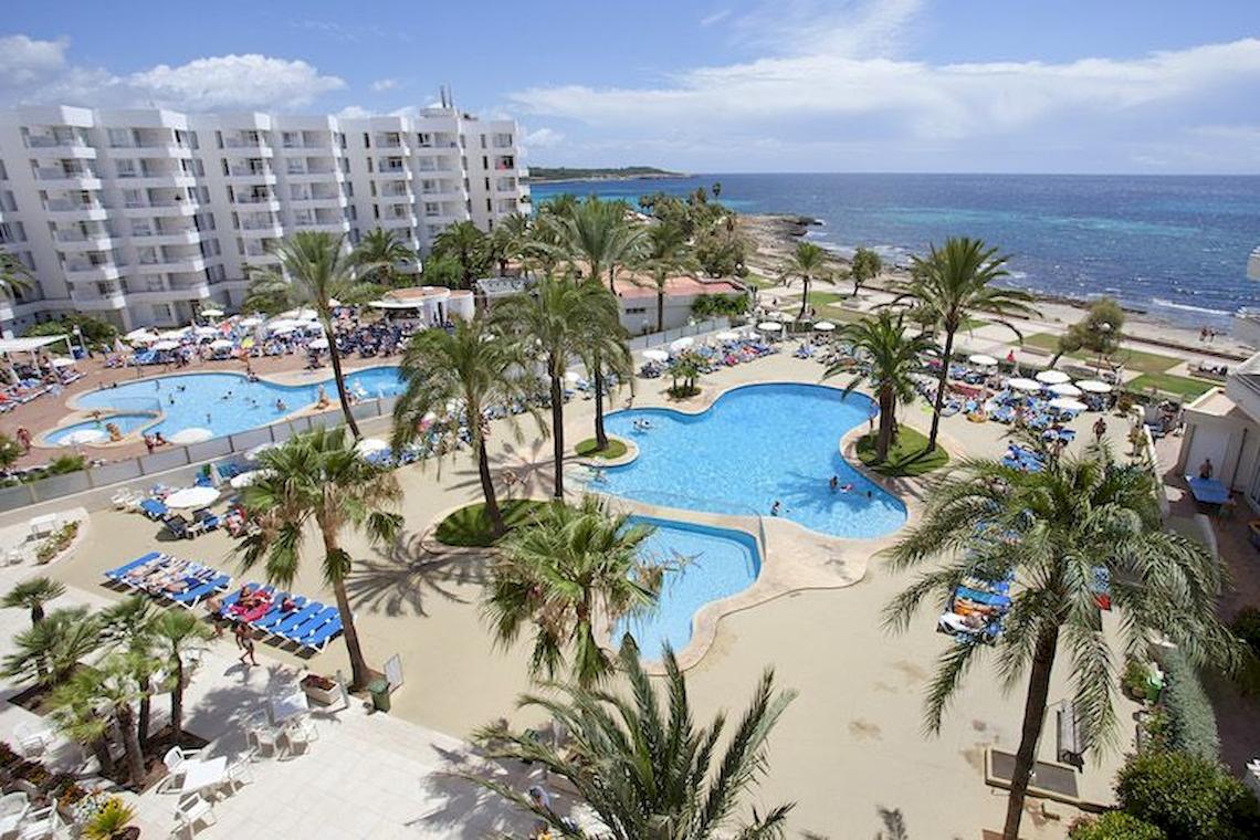 Luftaufnahme des Playa Dorada Aparthotels mit mehreren Swimmingpools und Palmen am Strand