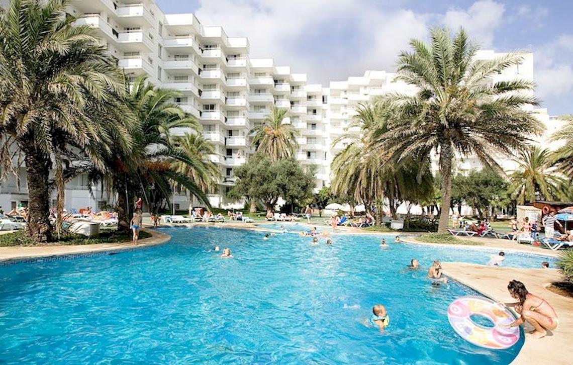 Außenpool-Bereich des Playa Dorada Aparthotels mit vielen Gästen, die sich entspannen.
