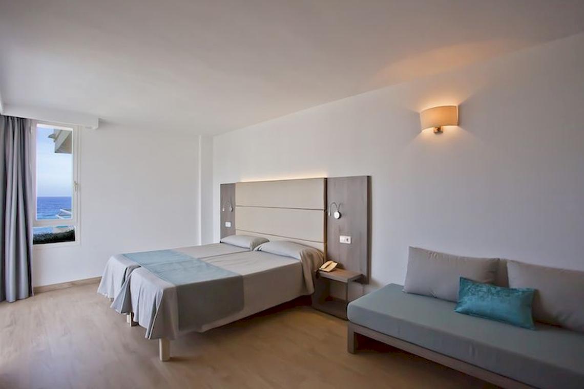 Doppelzimmer im Playa Dorada Aparthotel mit Meerblick und modernen Möbeln.