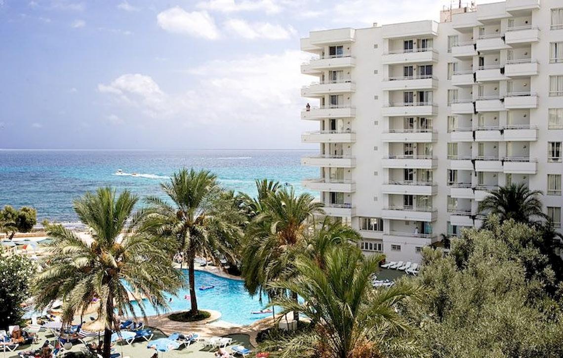 Außenansicht des Playa Dorada Aparthotels mit Blick auf das Meer und den Pool.