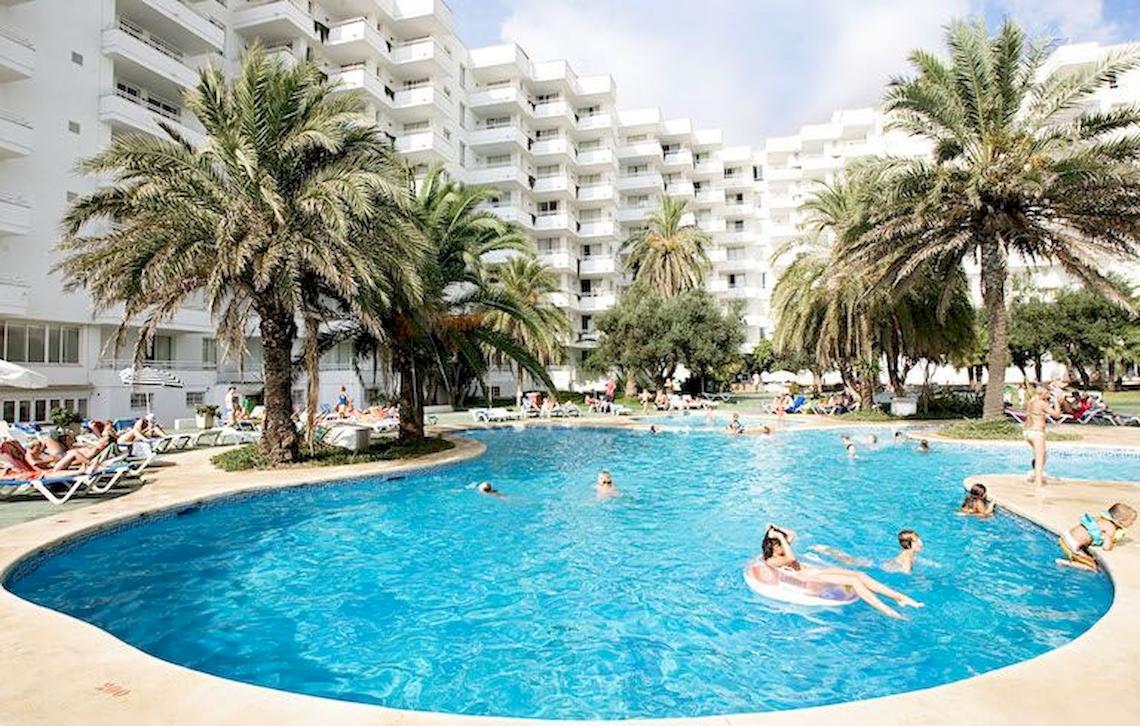 Schwimmbad am Hotel Playa Dorada Aparthotel mit vielen Gästen und Palmen