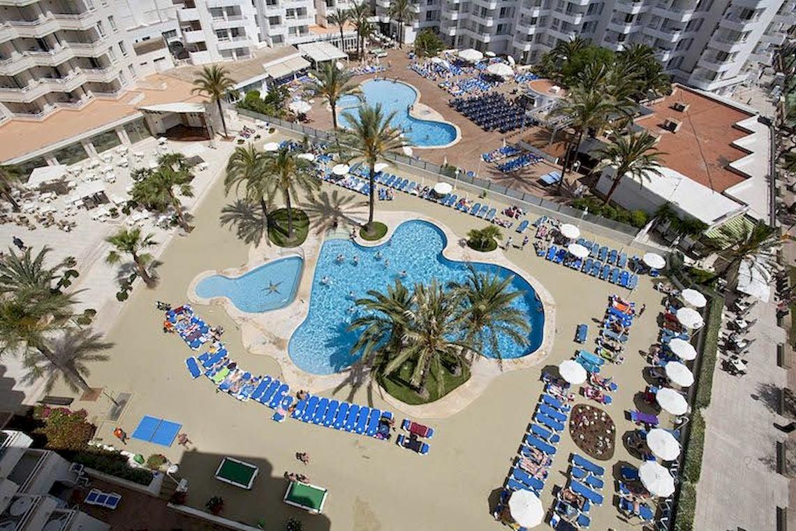 Luftaufnahme des Playa Dorada Aparthotels mit Swimmingpools, Sonnenliegen und Palmen.