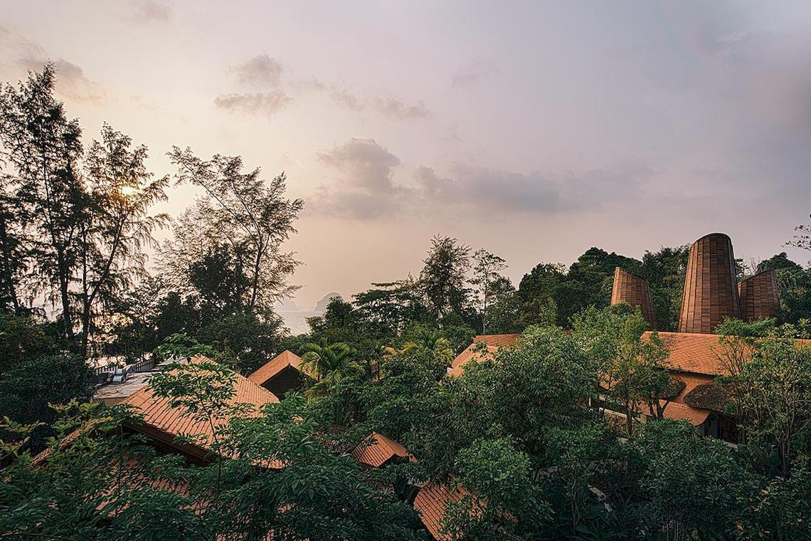 Aussicht auf das Tubkaak Krabi Boutique Resort mit roten Dächern und umliegenden Bäumen