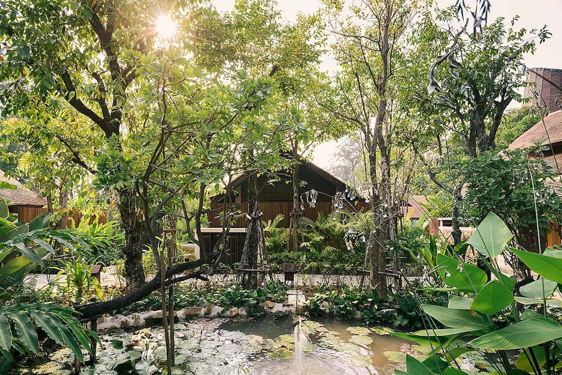 Garten des Tubkaak Krabi Boutique Resorts mit einem Brunnen in der Mitte