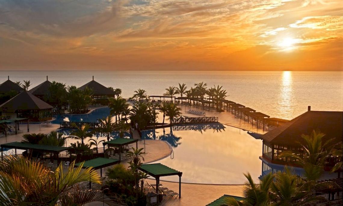 Sonnenuntergang am Fuerteventura Princess Hotel mit Blick auf den Ozean und den Poolbereich.