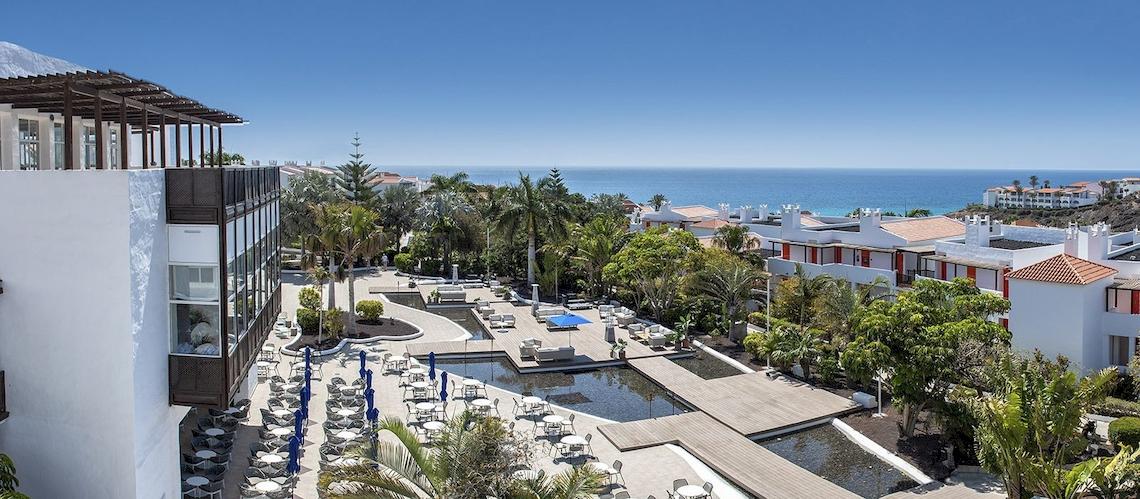 Aussicht auf das Fuerteventura Princess Hotel mit Pool und Meerblick.