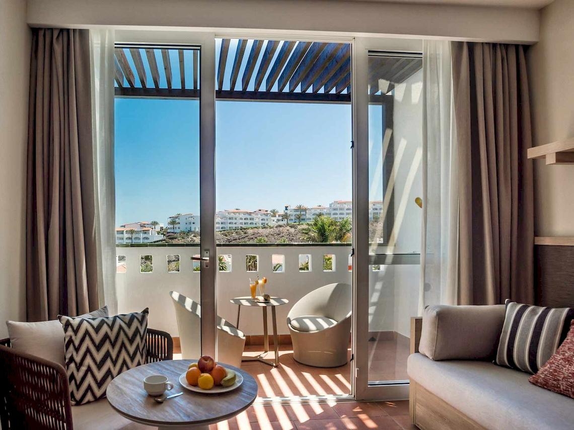 Blick von der Balkon des Fuerteventura Princess Hotels auf das Meer und die Gebäude.