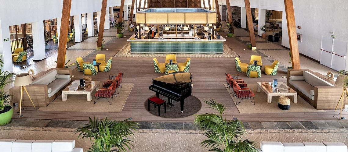 Fuerteventura Princess Hotel Lobby mit Bar, Klavier und Loungemöbeln.