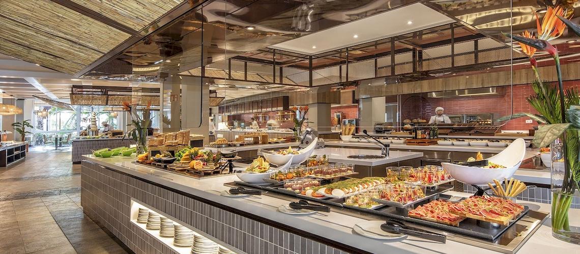 Buffet im Fuerteventura Princess Hotel mit verschiedenen Speisen und Dekoration.
