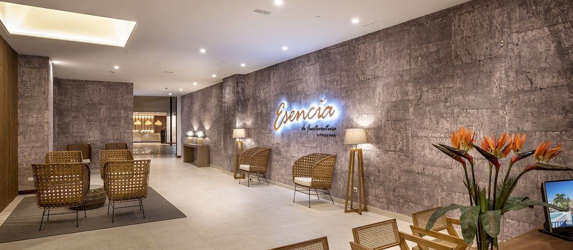 Lobbybereich des Fuerteventura Princess mit modernen Möbeln und einer großen Wand, auf der 'Emporium' steht.