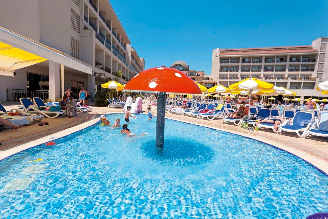 Kinder spielen im Pool des Seher Sun Palace Resort & Spa