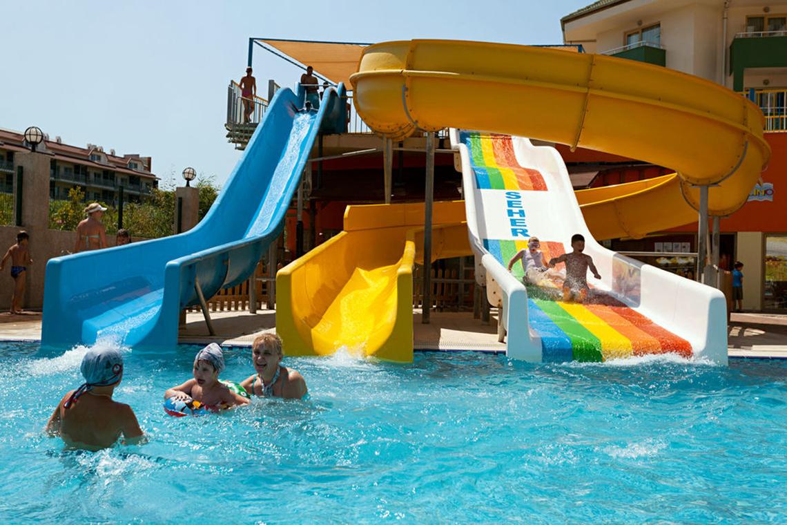 Kinder am Wasserrutsche im Seher Sun Palace Resort & Spa