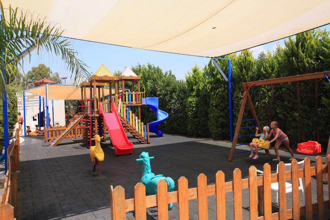 Kinderspielplatz im Seher Sun Palace Resort & Spa mit Rutsche und Schaukeln.