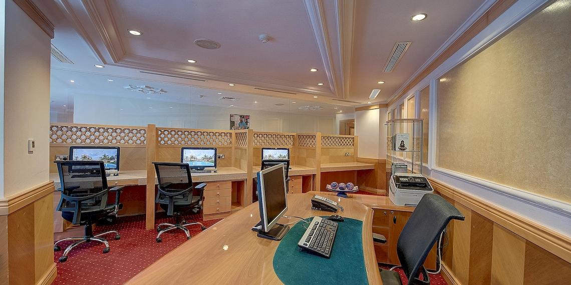 Arbeitsplatz im Crowne Plaza Resort Salalah mit Computern und Druckern.