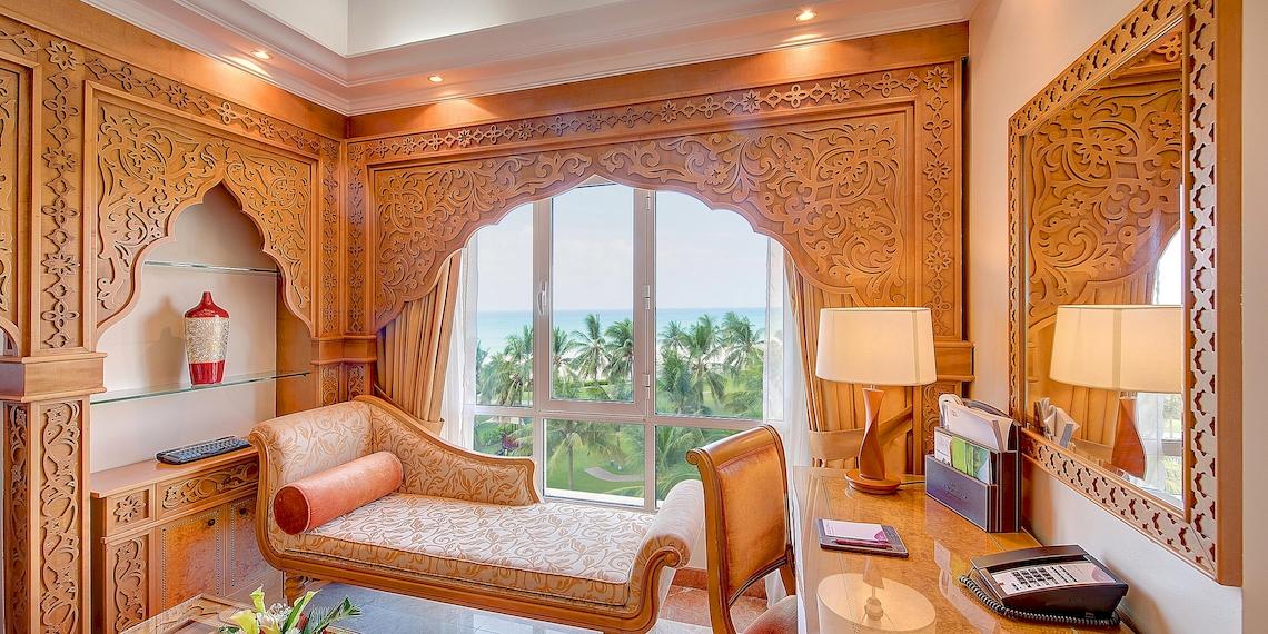 Innenansicht der Suite im Crowne Plaza Resort Salalah mit Blick auf das Meer.