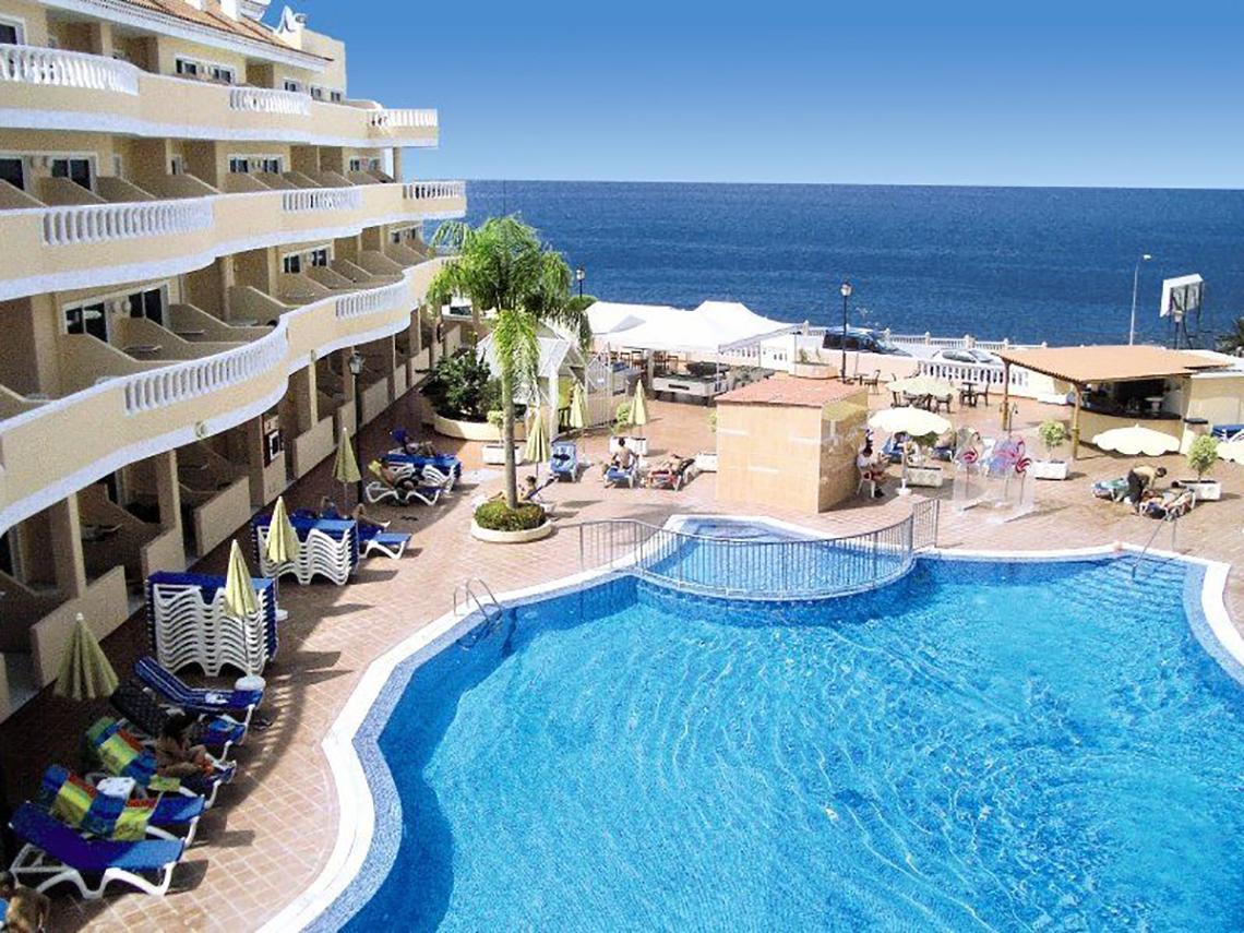 Außenpool des Bahia Flamingo Hotels mit Blick auf das Meer und Liegen