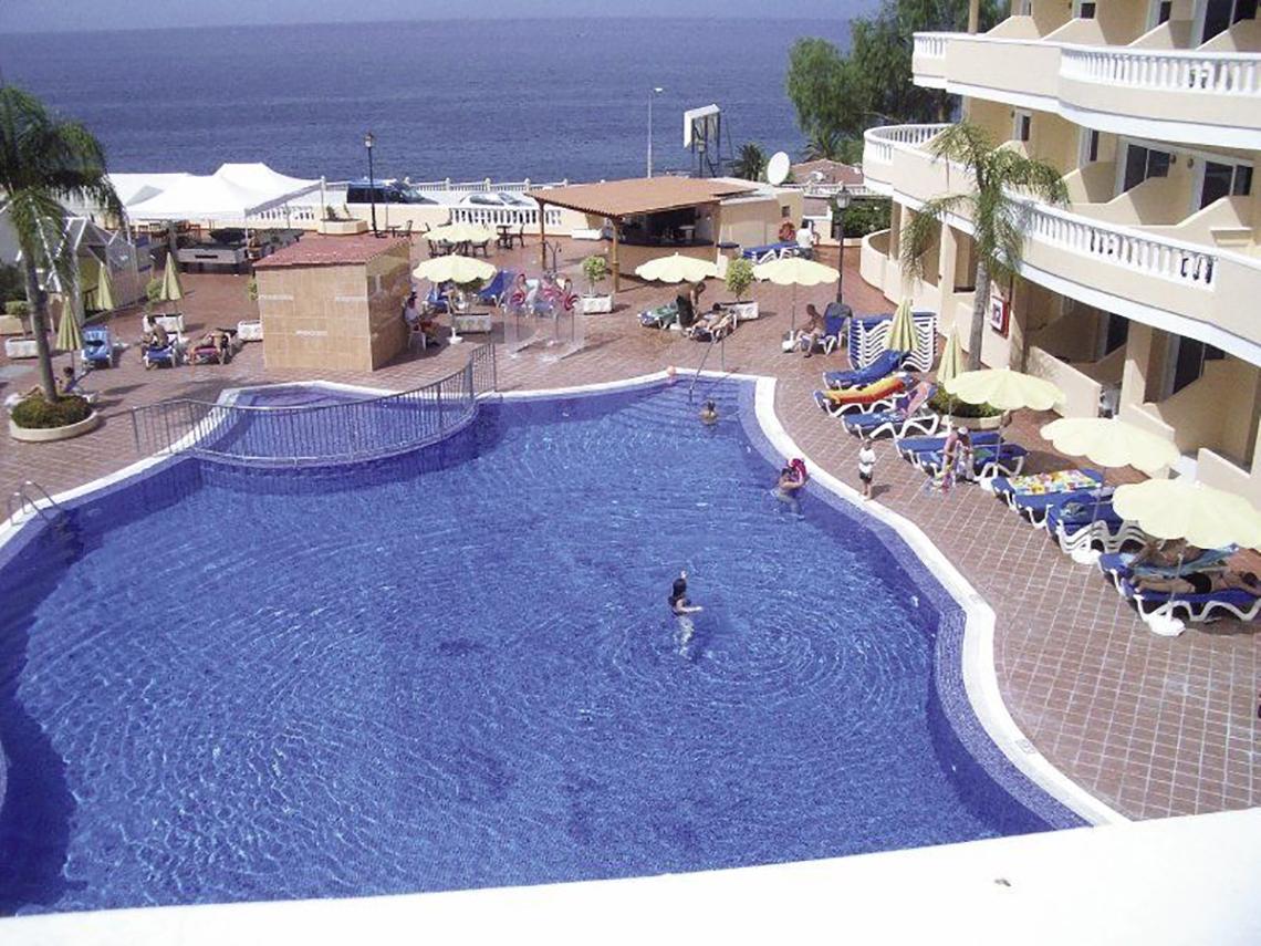 Luftaufnahme des Bahia Flamingo Hotels mit großem Pool und Blick auf das Meer.