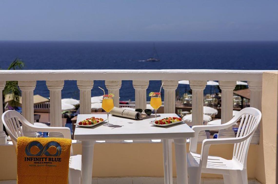 Terrasse mit Meerblick im Hotel Bahia Flamingo mit Getränken und Essen.