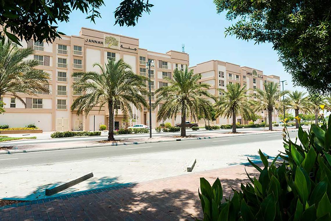 Jannah Hotels Resorts & Villas vorne mit Palmen und Straße davor