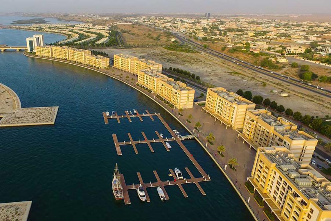 Luftaufnahme der Jannah Hotels Resorts & Villas Marina mit mehreren Gebäuden und Booten