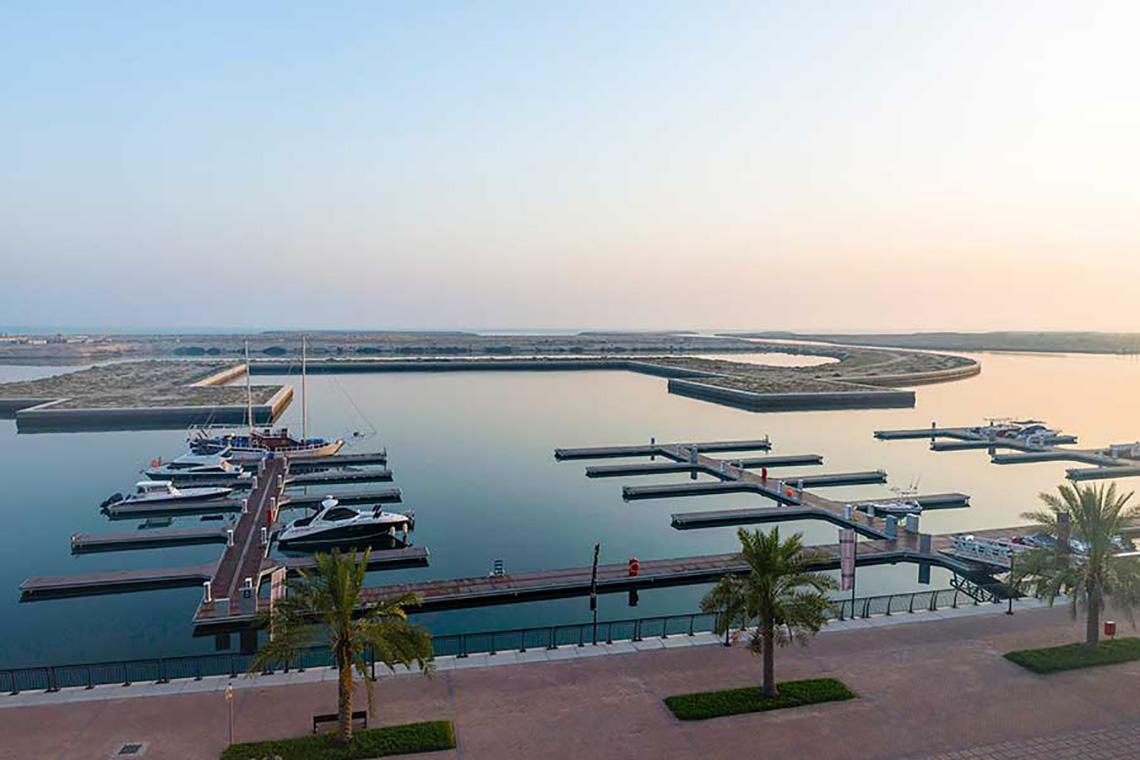 Luftaufnahme der Jannah Hotels Resorts & Villas Marina mit verankerten Booten und Palmen