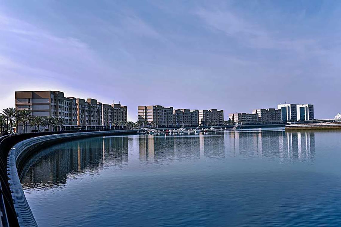 Aussicht auf den Hafen mit Jannah Hotels Resorts & Villas im Hintergrund.